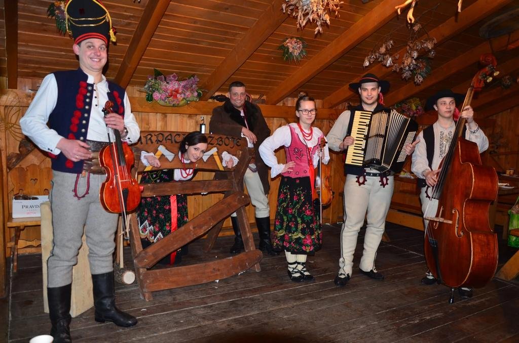 KULIGI PRESTIŻ W BRENNEJ z DYSKOTEKĄ,KARAOKE,NAPADEM ZBÓJNICKIM, BIESIADĄ