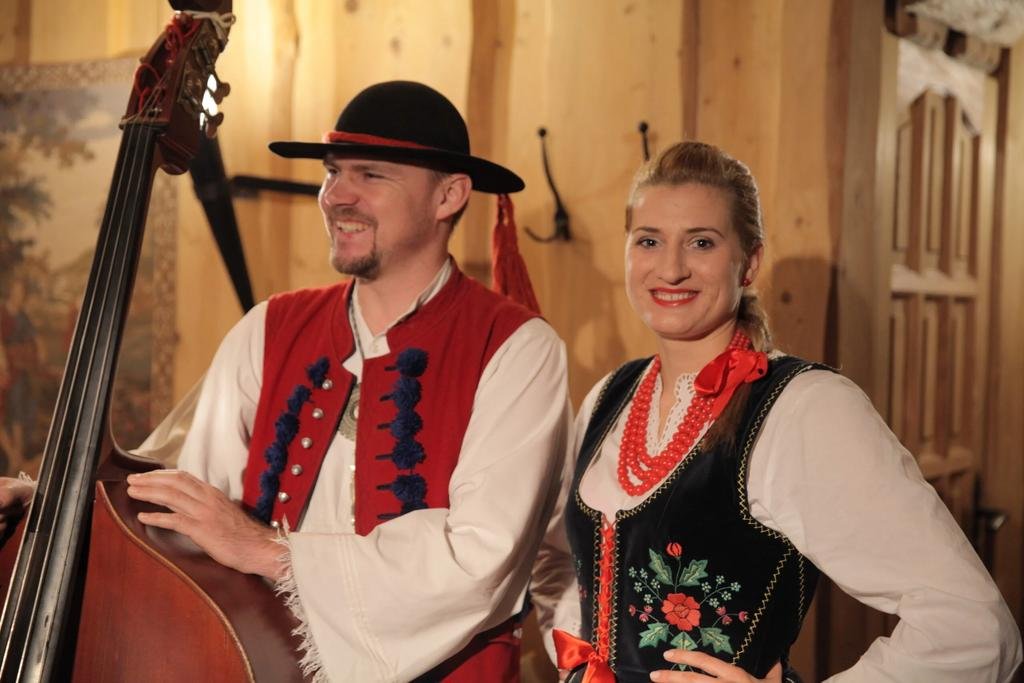 KULIGI GAZDOWSKIE W SZCZYRKU dla DOROSŁYCH,RODZIN,GRUP z OGNISKIEM i CATERINGIEM