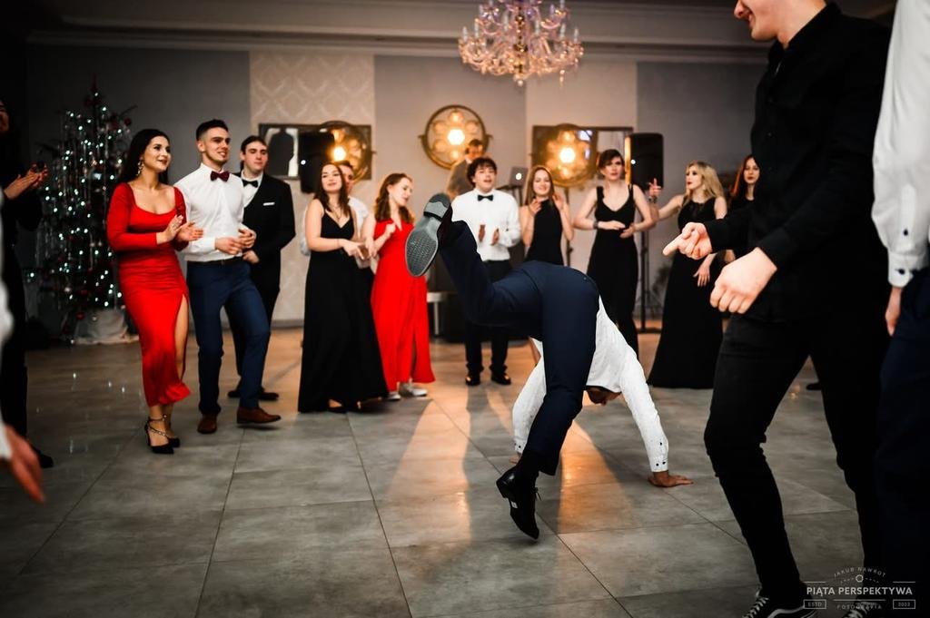 Bal Sylwestrowy 2026 w Restauracji Europa z muzyką na żywo gra zesoł DORA